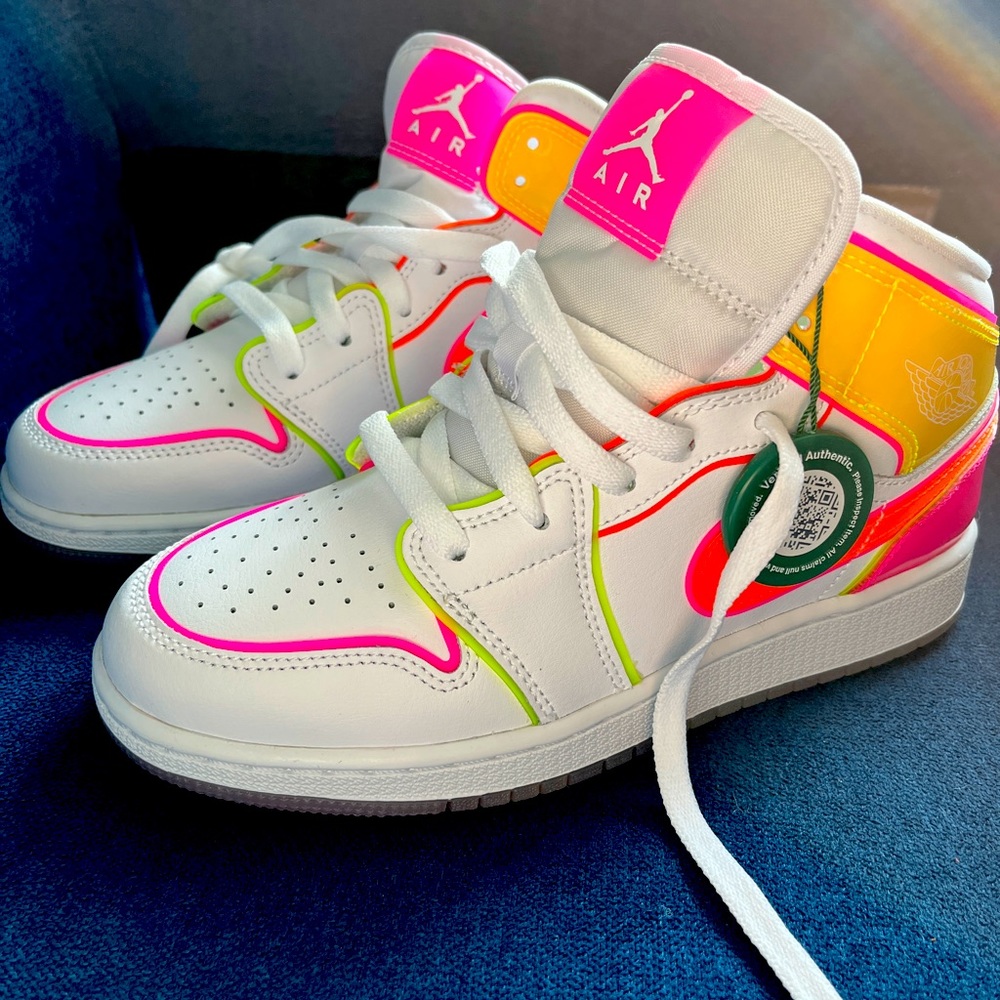Air Jordan 1 Mid SE GS 'Edge Glow'